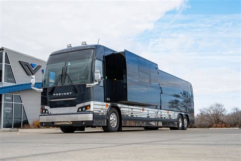 entertainer coach rental.